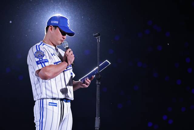 삼성 라이온즈 오승환이 은퇴식에서 고별사를 낭독하고 있다. 삼성 제공