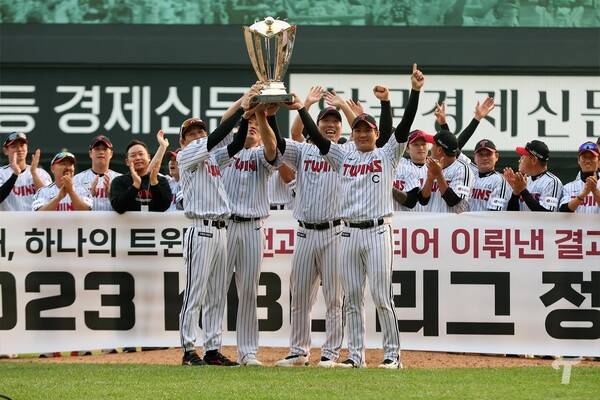 2023년 정규시즌 우승 당시, 홈 최종전에서 우승 트로피를 높이 든 LG 트윈스. (사진=LG)