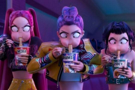 애니메이션 ‘케이팝 데몬 헌터스’에서 아이돌 그룹 헌트릭스가 컵라면을 먹고 있는 모습. (사진=넷플릭스 제공)