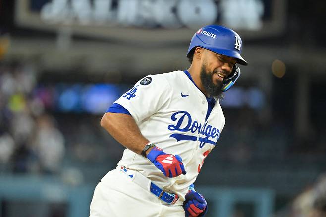 LA다저스의 테오스카 에르난데스가 홈런을 터뜨린 뒤 웃으면서 베이스를 돌고 있다. 사진=AFPBBNews