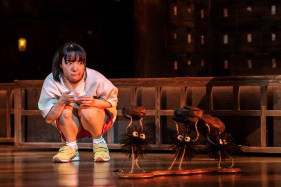 치히로 역의 카미시라이시 모네(사진=Toho Theatre Department).