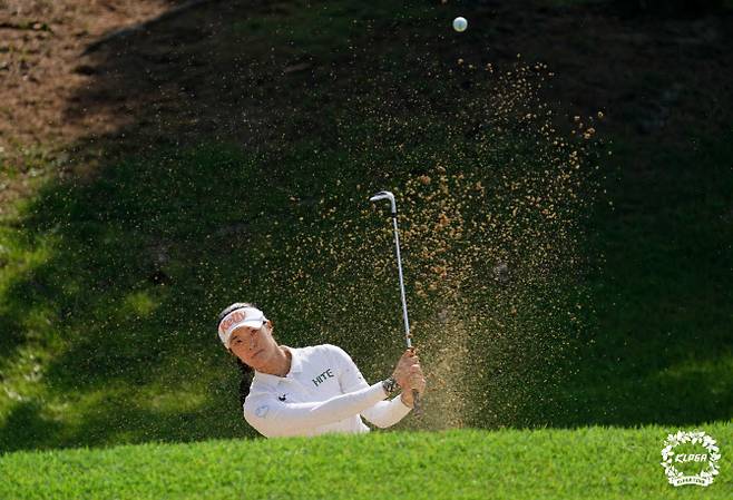 디펜딩 챔피언 김민별이 1번홀에서 벙커샷을 하고 있다. (사진=KLPGA)