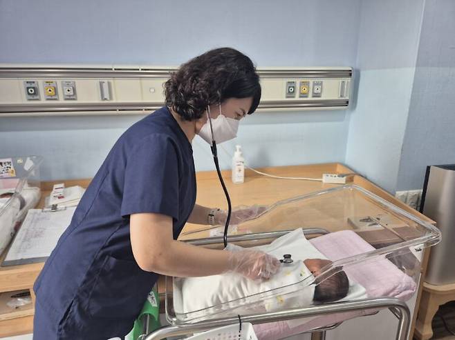 RSV가 유행하는 시즌이 오면 병원에서도 비상 경계령이 내려진다. 소아청소년과 박예진 원장이 신생아 몸 상태를 체크하고 있다. 사진=부산 순병원