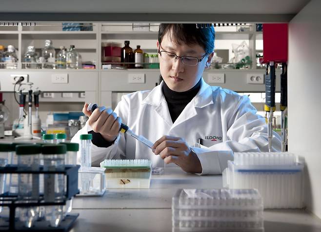 일동제약 연구원이 중앙연구소에서 신약 개발 연구를 진행하고 있다.(일동제약 제공)/뉴스1
