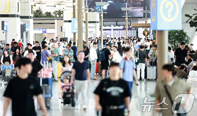 인천국제공항 1터미널 출국장에 해외여행을 떠나는 여행객들로 북적이고 있다. ⓒ News1 권현진 기자