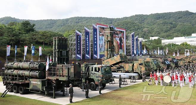지난달 29일 충남 계룡대 연병장에서 열린 제77주년 국군의날 기념식 미디어데이 행사에서 전시 장비가 도열해 있다. 2025.10.1/뉴스1 ⓒ News1 김기태 기자
