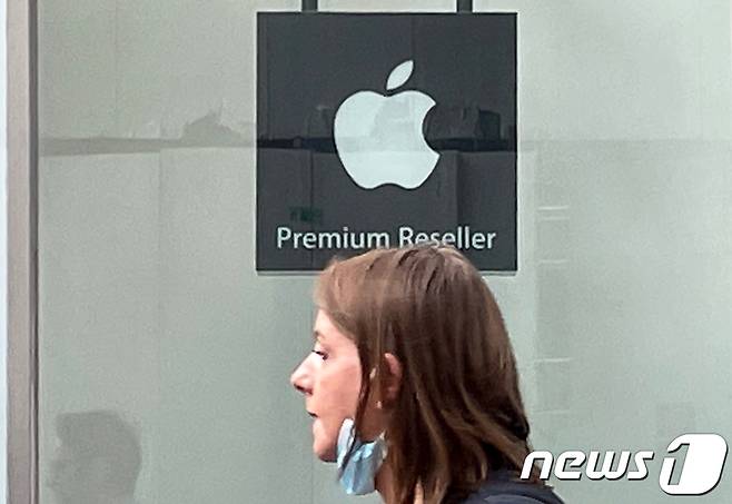 서울의 한 애플 매장 앞으로 관광객이 지나가고 있다. 2022.10.4/뉴스1 ⓒ News1 이광호 기자