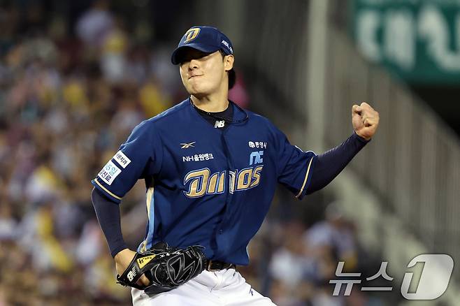1일 오후 서울 송파구 잠실야구장에서 열린 프로야구 2025 신한 SOL 뱅크 KBO 리그 NC 다이노스와 LG 트윈스의 경기 4회말 2사 주자없는 상황에서 NC 김영규가 문보경을 삼진 아웃 잡은 후 기뻐하고 있다. 2025.10.1/뉴스1 ⓒ News1 황기선 기자