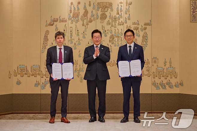 이재명 대통령이 1일 서울 용산 대통령실 청사에서 우리나라 AI 대전환 및 AI 생태계 조성 가속화를 위한 과학기술정보통신부와 오픈AI 간 MOU 체결 후 기념촬영을 하고 있다. 왼쪽부터 샘 알트만 오픈AI 대표, 이 대통령, 배경훈 과학기술정보통신부 장관. (대통령실 제공. 재판매 및 DB 금지) 2025.10.1/뉴스1 ⓒ News1 허경 기자