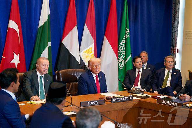 도널드 트럼프 미국 대통령이 23일(현지시간) 타이이프 에르도안 튀르키예 대통령을 비롯해 요르단, 사우디아라비아, 아랍에미리트, 카타르, 이집트, 인도네시아, 파키스탄 등 이슬람 국가의 대표단이 참석한 다자회의에서 발언하고 있다. 이번 다자회의는 미국 뉴욕 유엔본부에서 열린 제80차 유엔 총회를 계기로 열렸다. 2025.09.23. ⓒ 로이터=뉴스1 ⓒ News1 류정민 특파원