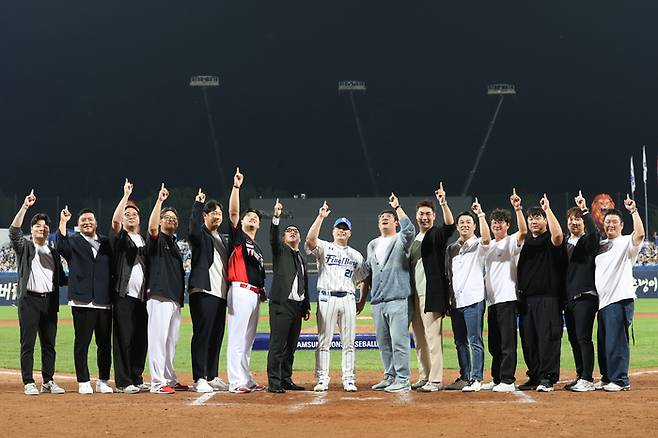 30일 대구삼성라이온즈파크에서 열린 삼성 오승환 은퇴식에서 1982년생 친구들이 등장해 오승환과 세리머니를 하고 있다. 사진 | 삼성 라이온즈