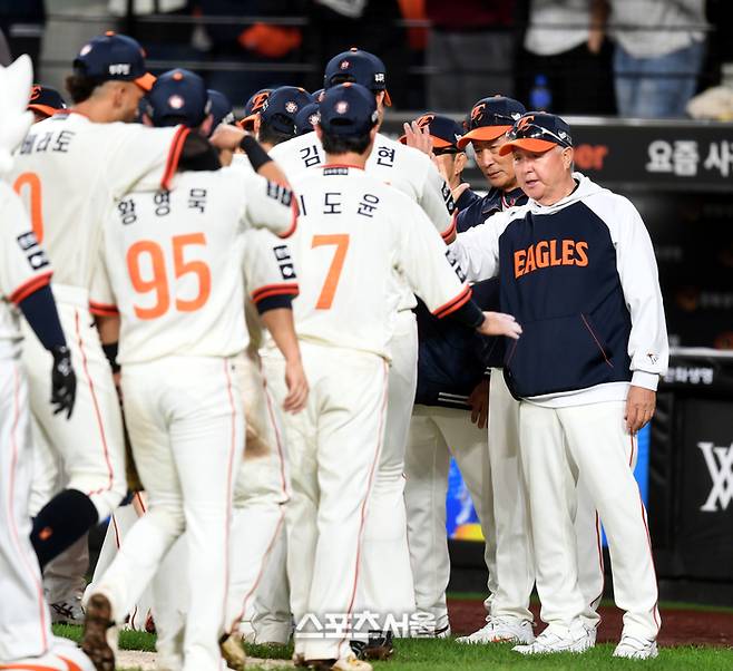 한화 김경문 감독이 29일 대전 한화생명볼파크에서 열린 2025 KBO리그 LG와 경기 승리 후 선수들과 하이파이브를 하고 있다. 대전 | 최승섭기자 thunder@sportsseoul.com