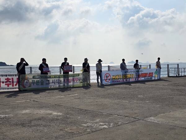 1일(오늘) 옹진군 자월면(면장 강혁철)은 달바위 선착장에서 명절을 앞두고 귀성객과 관광객, 지역 주민들을 대상으로 '쓰레기 무단투기·불법 소각금지 및 산불예방 캠페인'을 실시했다고 밝혔다. /사진=옹진군