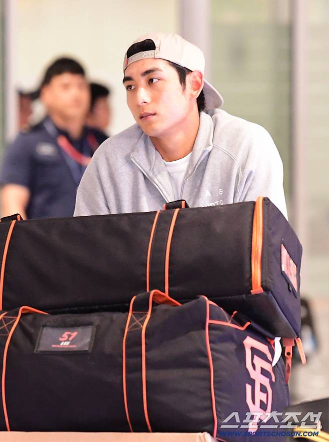 이정후가 9월 30일 오후 인천공항 제2터미널을 통해 귀국했다. 입국장을 나서고 있는 이정후.