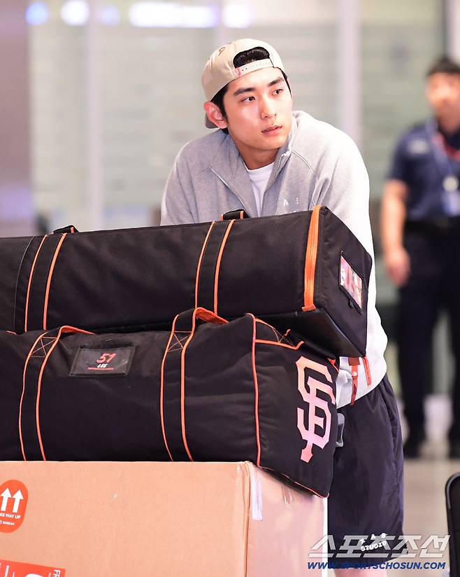 이정후가 9월 30일 오후 인천공항 제2터미널을 통해 귀국했다. 입국장을 나서고 있는 이정후. 인천공항=송정헌 기자songs@sportschosun.com/2025.09.30/