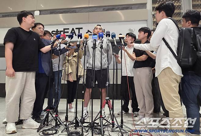 취재진 앞에서 올 시즌을 마친 소감을 말하고 있는 이정후.