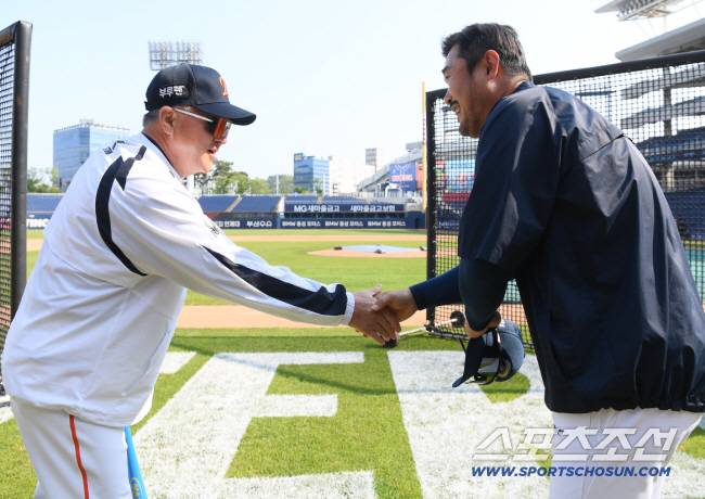 NC 이호준 감독이 한화 김경문 감독과 악수하고 있다. 창원=정재근 기자 cjg@sportschosun.com/2025.5.30/