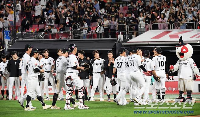 23일 수원KT위즈파크에서 열린 KBO리그 KT 위즈와 키움 히어로즈의 경기. 승리한 KT 선수들이 기뻐하고 있다. 수원=박재만 기자 pjm@sportschosun.com/2025.09.23/