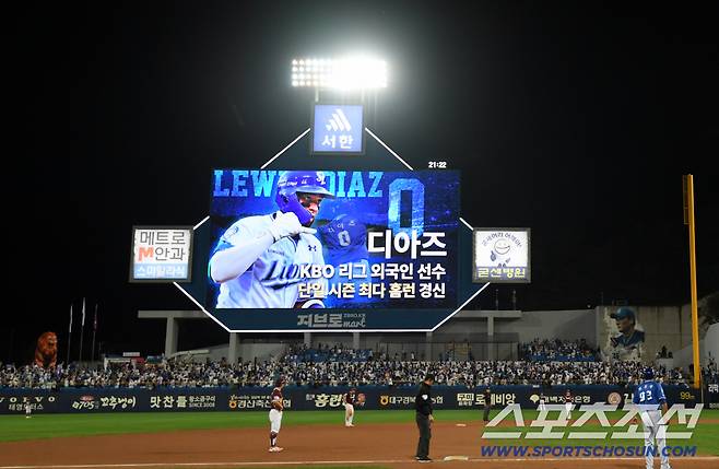 25일 대구 라이온즈파크에서 열린 삼성 라이온즈와 키움 히어로즈 경기. 8회말 2사 1,3루 삼성 디아즈가 스리런포를 날린 뒤 환호하고 있다. 2015시즌 삼성 나바로가 가지고 있던 외국인 타자 단일 시즌 최다 홈런(48홈런) 기록을 디아즈(49홈런)가 다시 세웠다.  대구=박재만 기자 pjm@sportschosun.com/2025.09.25/