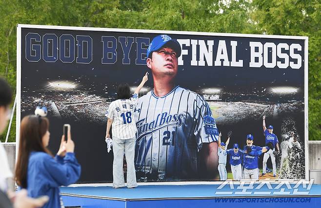 30일 대구 라이온즈파크. 오승환의 은퇴 경기를 보기 위해 많은 팬들이 경기장을 찾았다. 경기장 밖에 오승환의 기념 조형물에서 팬들이 사진을 찍고 있다. 대구=정재근 기자 cjg@sportschosun.com/2025.9.30/