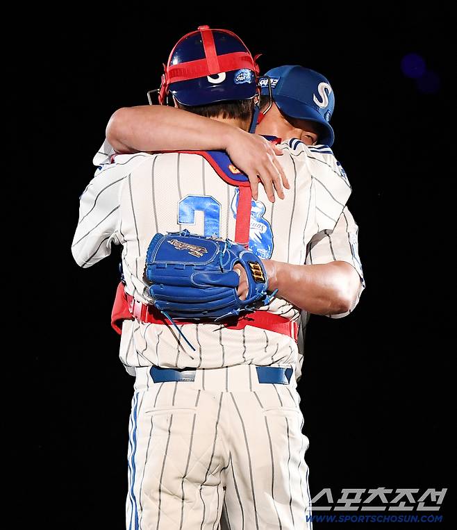 30일 대구 라이온즈파크에서 오승환의 은퇴식이 열렸다. 오승환이 마지막 투구를 한 후 강민호와 포옹하고 있다. 대구=정재근 기자 cjg@sportschosun.com/2025.9.30/