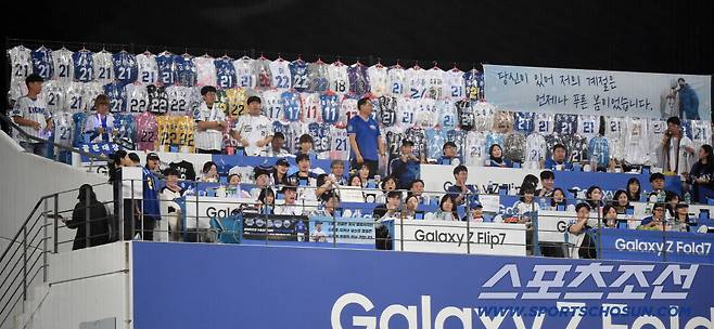 30일 대구 라이온즈파크에서 열린 KIA-삼성전. 팬들이 오승환의 은퇴 경기를 기념하기 위해 유니폼을 걸어놓았다. 대구=정재근 기자 cjg@sportschosun.com/2025.9.30/