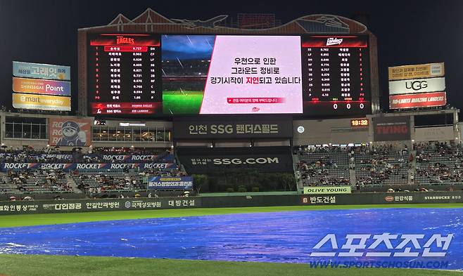1일 인천 SSG랜더스필드에서 열리는 KBO리그 SSG와 한화의 경기. 비로 인해 대형 방수포가 깔려있는 랜더스필드. 인천=송정헌 기자songs@sportschosun.com/2025.10.01/