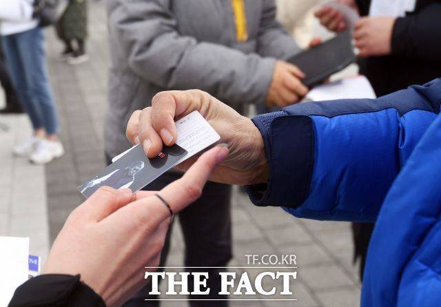 한 관객이 콘서트 티켓을 확인하고 있다.(사진은 기사 내용과 무관)/더팩트DB