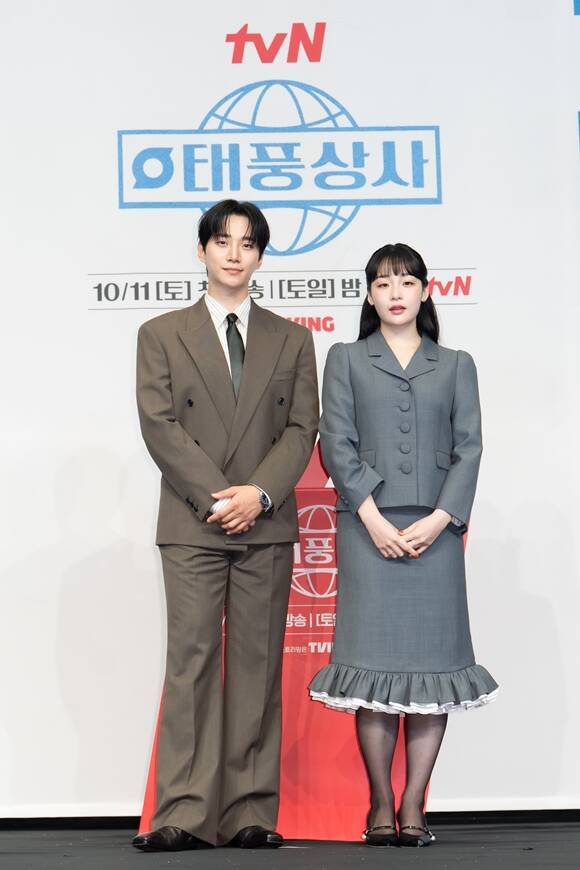 배우 이준호(왼쪽)와 김민하가 1일 오후 2시 서울 구로구 더 링크 서울에서 진행된 tvN 토일드라마 '태풍상사' 제작발표회에 참석해 다양한 이야기를 나눴다. /tvN