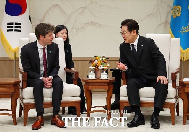 이재명 대통령은 1일 "AI는 전략적으로 워낙 중요한 산업이고 천문학적 투자재원이 필요할 것"이라며 "독점의 폐해가 없는 안전장치가 마련된 범위 내에서 금산분리 규제 완화를 검토해 볼 수 있다"고 밝혔다. 이 대통령이 이날 서울 용산 대통령실 청사에서 샘 올트먼 오픈AI 대표를 접견하고 있다. /뉴시스