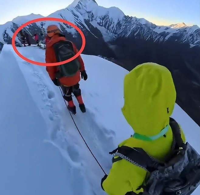 중국의 설산에서 한 등산객이 동료의 사진을 찍어주려다 장비에 발이 걸리며 추락해 숨졌다. SNS