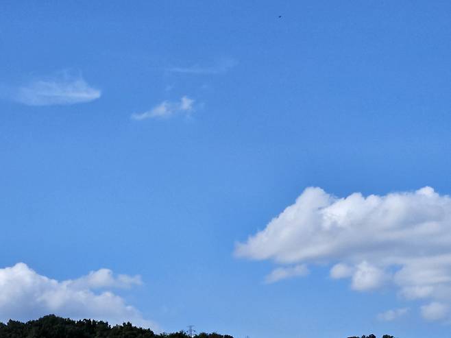 맑고 선선한 '가을 하늘'… 일교차 10도 이상 [오늘날씨]= 10월의 첫날이자 수요일인 오늘(10월 1일) 날씨는 전국이 대체로 맑겠다. 이날 낮 최고기온은 28도까지 올라가며 일교차가 크겠다.기상청 내일날씨 예보에 따르면 이날 한반도는 서해상에서 동쪽으로 이동하는 고기압 영향을 주로 받아 하늘이 맑겠으나, 아침 최저기온은 13~19도, 낮 최고기온은 24~28도로 평년(최저 10~18도, 최고 22~25도)보다 1~3도 높겠다. ⓒbnt뉴스: 오늘날씨, 내일날씨, 주간날씨 예보&nbsp;