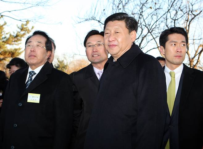 2009년 12월18일 오후 경북 경주를 방문한 시진핑 중국 국가부주석이 신라의 성이었던 반월성에 올라 경주 시가지를 바라보고 있다./연합뉴스