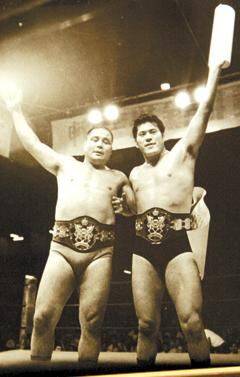 고 김일 씨(왼쪽)와 일본의 이노키 선수.