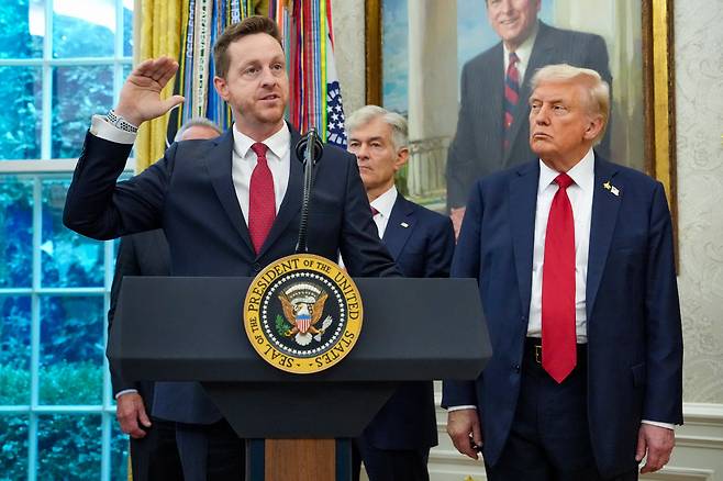 트럼프 대통령이 30일 백악관 집무실에서 앨버트 불라 화이자 최고경영자(CEO)와 함께 브리핑을 열고 “화이자가 자사 제품을 미국에 ‘최혜국 대우’ 가격으로 판매하기로 합의했다”고 발표했다. 왼쪽은 불라 화이자 CEO. /연합뉴스