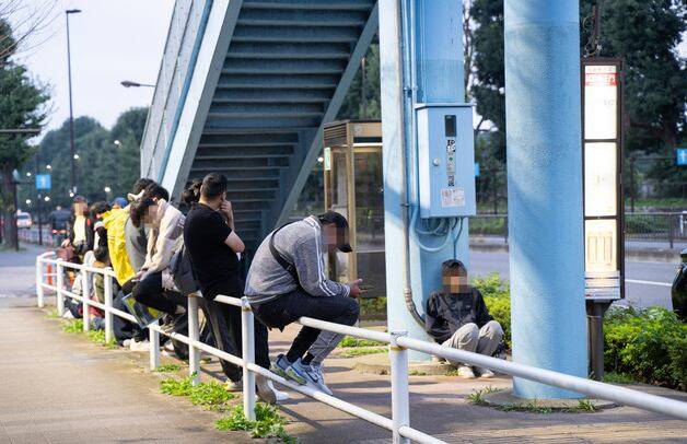 최근 일본 도쿄 후추시 후추운전면허시험장 앞에서 이른 새벽부터 접수 개시를 기다리고 있는 외국인 관광객들/겐다이비지네스(現代ビジネス)