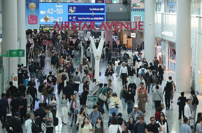 추석 연휴를 앞둔 1일 인천국제공항 1터미널이 여행객들로 북적이고 있다. /뉴시스