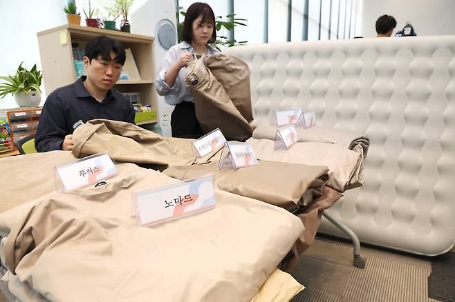 한국소비자원 관계자가 1일 세종시 정부세종청사 공정거래위원회에서 아웃도어 에어매트 품질비교 결과를 설명하고 있다. /뉴스1