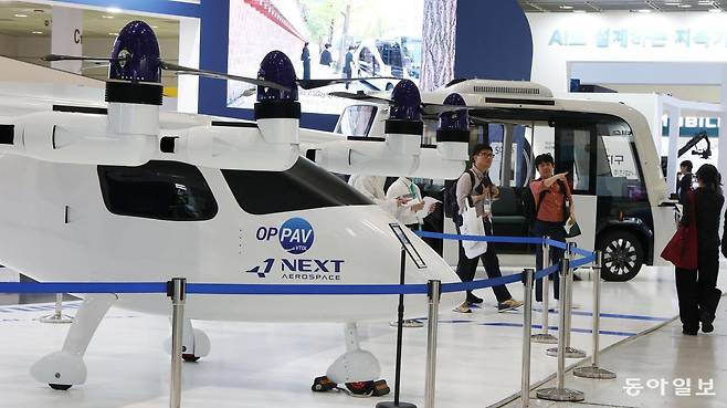 30일 서울 강남구 코엑스에서 열린 ‘스마트라이프위크(SLW)’ 행사장에 도심항공교통(UAM) 모형이 전시돼 있다. 신원건 기자 laputa@donga.com
