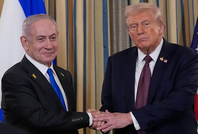 지난달 29일 도널드 트럼프 미국 대통령(오른쪽)과 베냐민 네타냐후 이스라엘 총리가 워싱턴 백악관에서 기자회견 후 악수하고 있다. 이날 트럼프 대통령은 팔레스타인 무장단체 하마스와 이스라엘 간 전쟁 종식을 위한 평화 구상을 내놨다. 워싱턴=AP 뉴시스