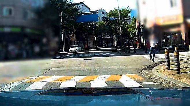 파출소로 복귀하던 순찰차를 향해 소리치는 B 씨. 블랙박스 영상 캡처. 경기남부경찰청 제공