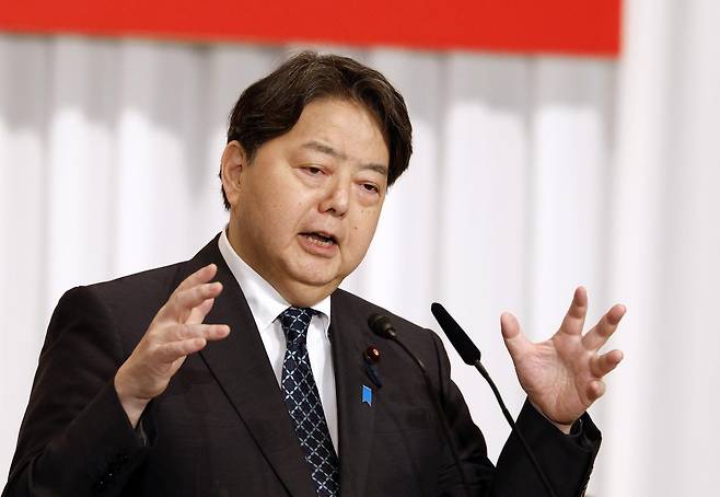 하야시 요시마사 일본 관방장관이 22일 일본 도쿄에서 자민당 총재 선거에 출마해 소견을 발표하고 있다. 이시바 시게루 총리가 자민당 총재를 사임하면서 후임 총재 선거전이 시작돼 유력 후보인 하야시 장관을 비롯해 다카이치 사나에 전 경제안보담당상, 고이즈미 신지로 농림수산상, 고바야시 다카유키 전 경제안보담당상, 모테기 도시미쓰 전 자민당 간사장 등이 5명이 출사표를 던졌다. 2025.09.22. [도쿄=AP/뉴시스]