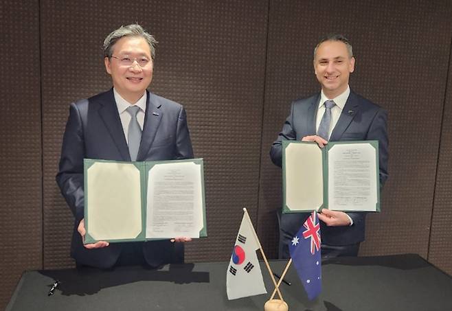 윤영빈 우주항공청장(왼쪽)과 엔리코 팔레르모 호주우주청장이 9월 30일 호주 시드니에서 중·고궤도 광학감시시스템 구축 협력을 위한 협력의향서를 체결하고 기념촬영을 하고 있다. 우주항공청 제공