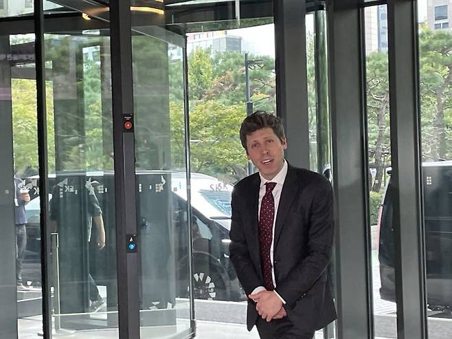 방한한 샘 올트먼 오픈AI 최고경영자(CEO)가 1일 오후 1시께 서울 종로구 SK서린빌딩으로 들어서고 있다. 올트먼 CEO는 최태원 SK그룹 회장등과 AI 협력 방안을 논의한 뒤, 이날 오후 이재명 대통령을 면담한다. 공동취재단