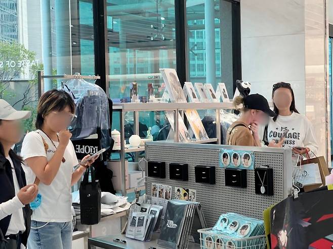 지난달 30일 서울 중구 신세계면세점 명동점 스페이스 오브 BTS존이 외국인들로 북적이고 있다. 사진=김현지 기자