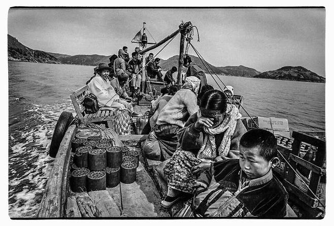부산 해운대 고은사진미술관에 마련된 원로 작가 강운구씨의 회고전 ‘우연 또는 필연’의 출품작 중 하나인 ‘경상남도 거제도 1974’. 고은사진미술관 제공