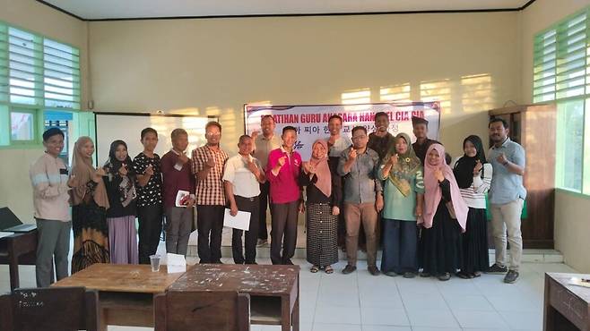 인도네시아 찌아찌아족의 한글 교사 양성을 위한 연수에 참여한 현지인들이 기념사진을 찍고 있다. 우충환 제공