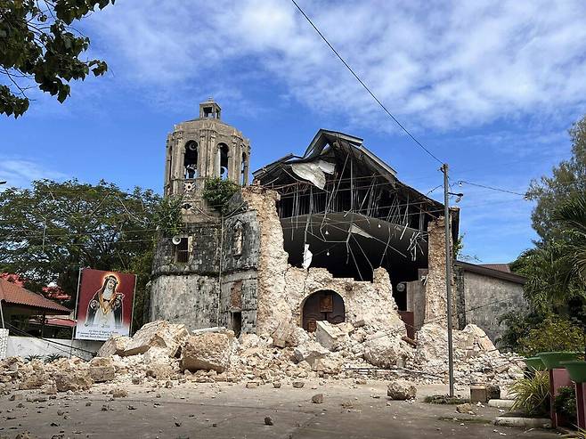 1일 필리핀 세부 북부 다안반타얀의 가톨릭 성지인 산타 로사 데 리마 대교구 성지가 전날 밤 규모 6.9 지진에 파괴된 모습. AP 연합뉴스