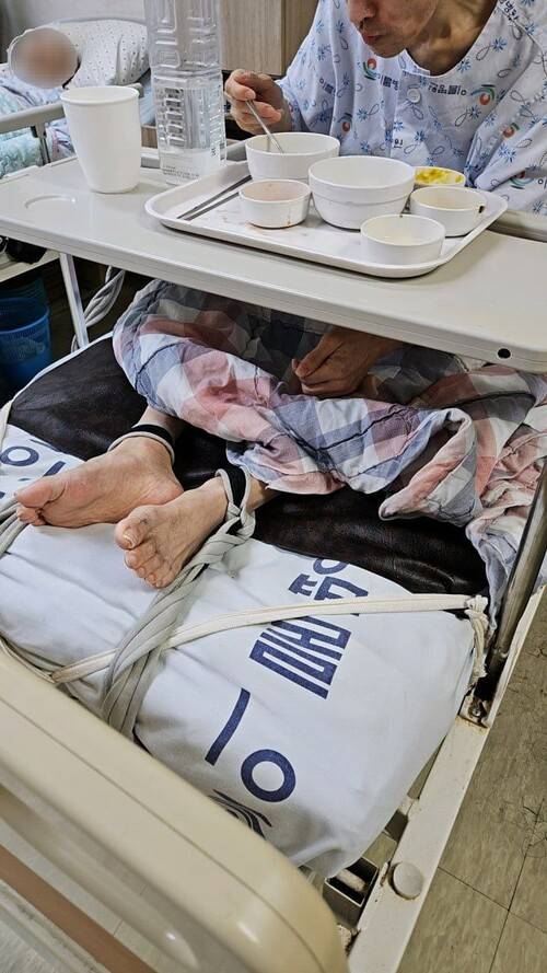 부천 이룸병원에 입원한 환자가 두 발이 묶인 채 두 손을 풀고 식사를 하고 있다. 제보자 제공