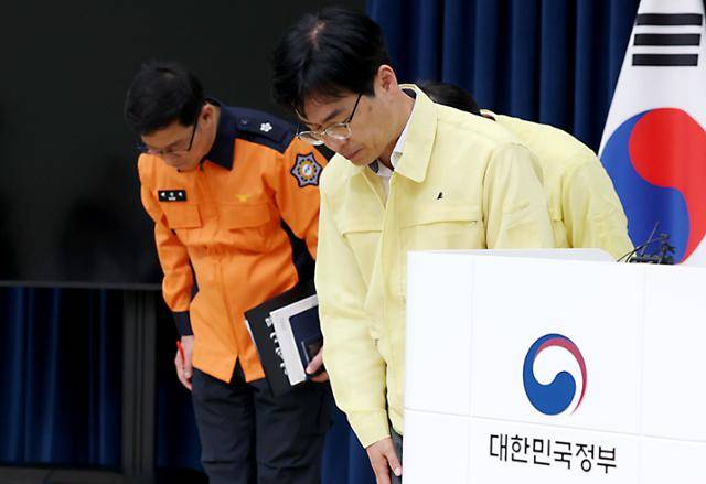 김민재 행정안전부 차관이 30일 세종시 정부세종청사에서 국가정보자원관리원 화재 관련 중앙재난안전대책본부 회의 결과 브리핑 중 고개 숙여 사과하고 있다. 세종=뉴스1